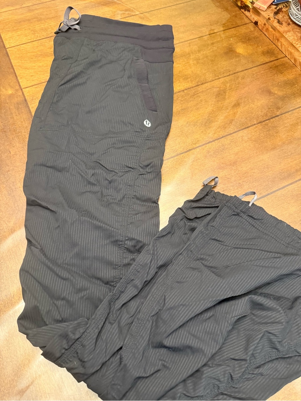 Lululemon studio size 8 studio Black pants- like new condition- no signs of wear